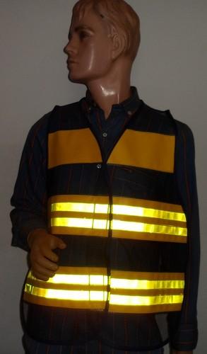 alt="colete refletivo amarelo-fluorescente"